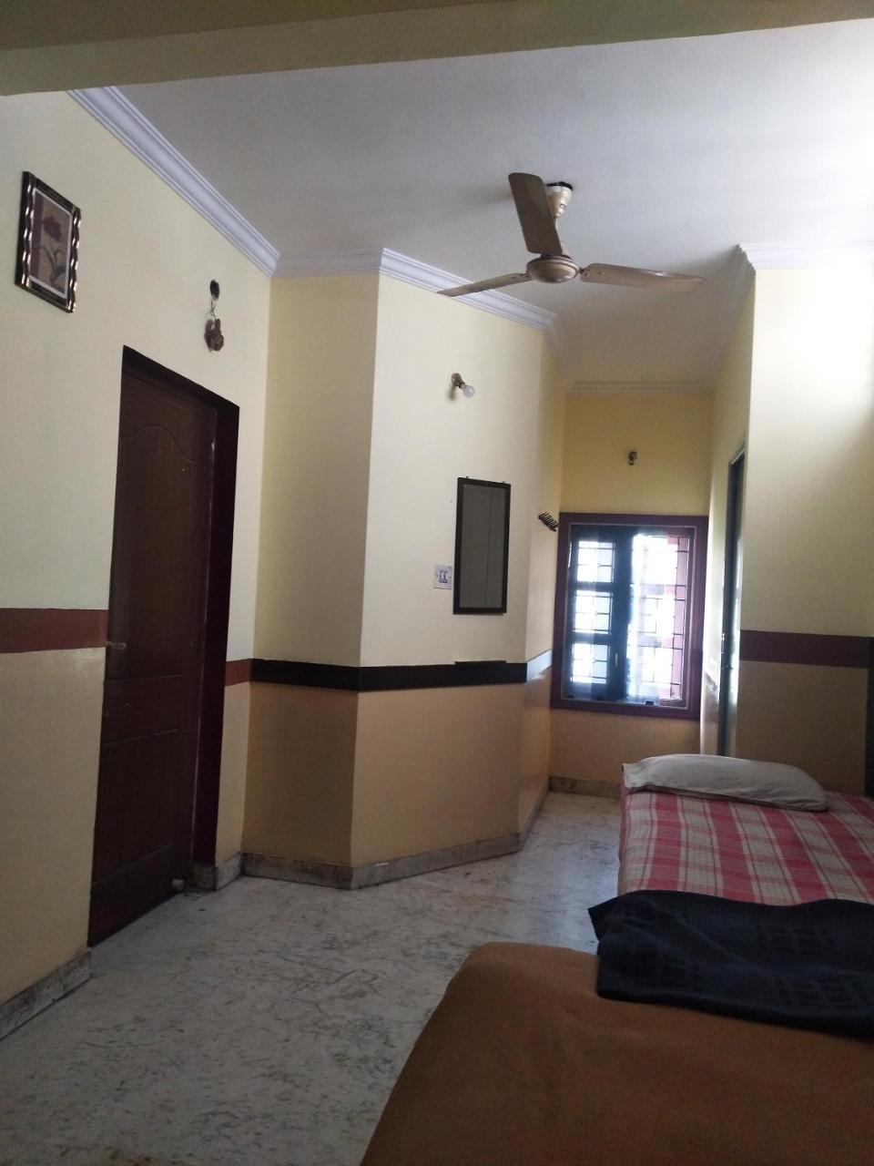 C.B Deluxe Lodge Bangalore Luaran gambar